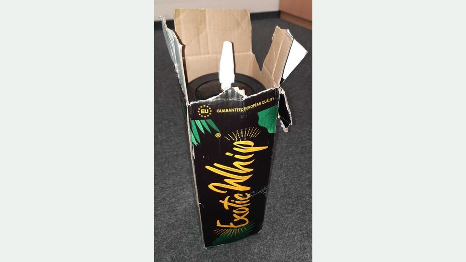 Lachgas Flasche mit gelber Aufschrift "Exotic Whip"