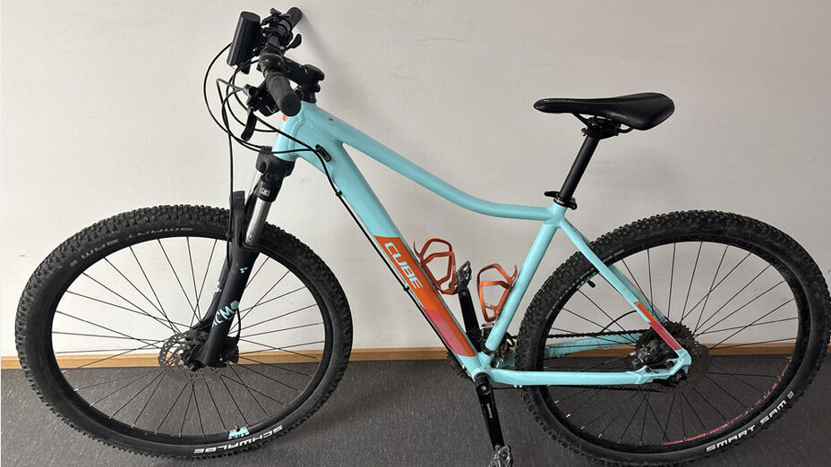 Ein blaues Mountainbike der Marke Cube