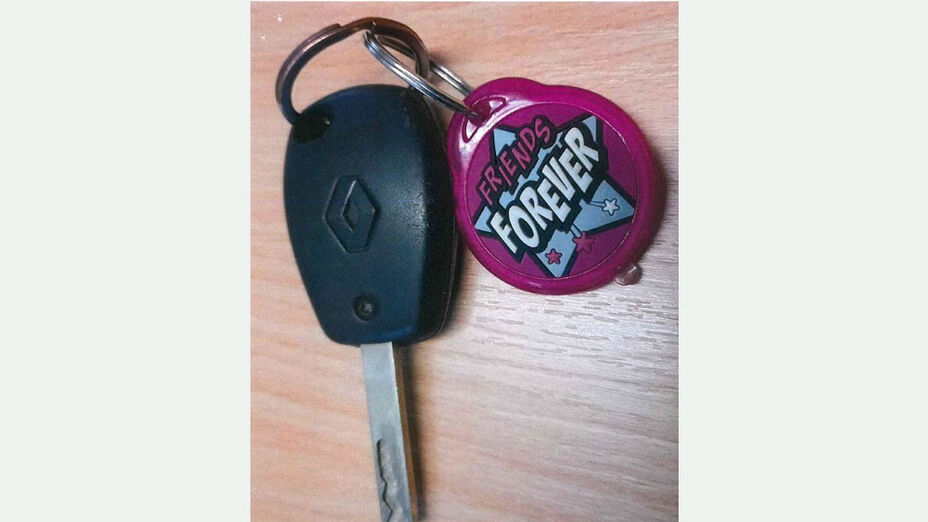 Renault Fahrzeugschlüssel mit pinkem Anhänger