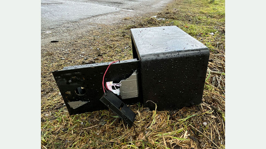 Würfeltresor in Willingen aufgefunden; Auf dem Bild ist ein schwarzer Würfeltresor zu sehen, der offen auf einer Rasenfläche liegt