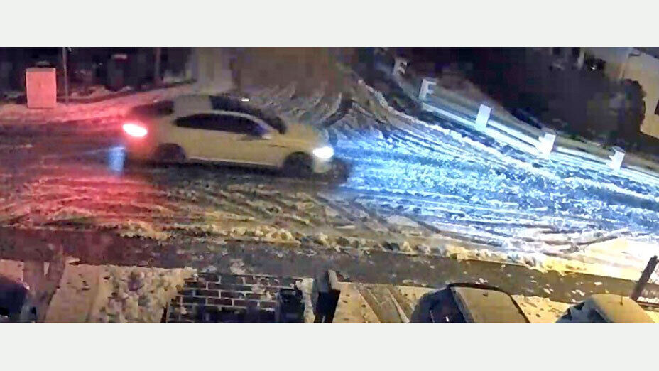 Fluchtfahrzeug weißer Mittelklassewagen vermutlich VW Arteon