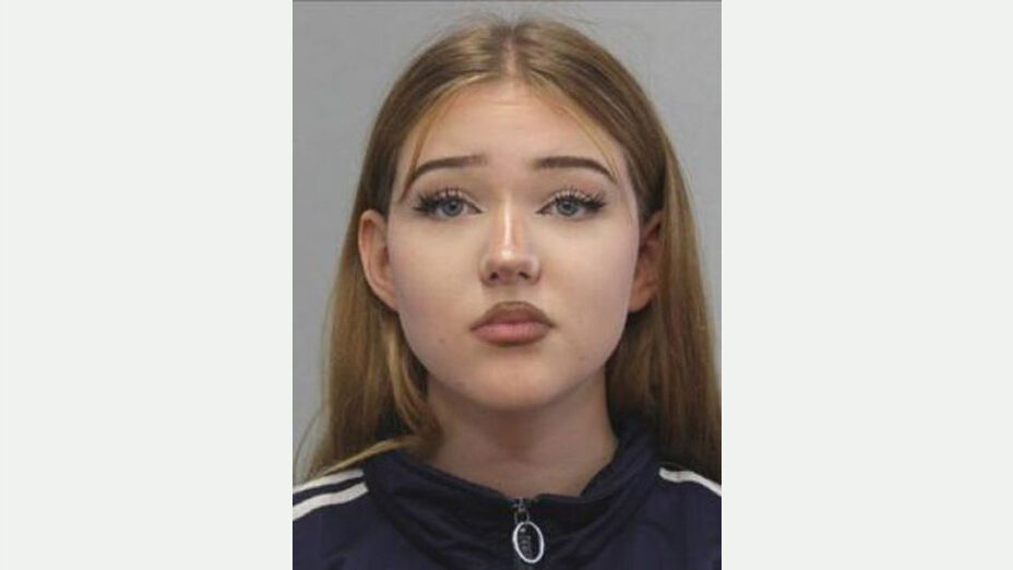 Vermisste Tarya P.; Das Foto zeigt eine junge Frau mit braunen Haaren und Mittelscheitel, bekleidet mit einer Trainingsjacke