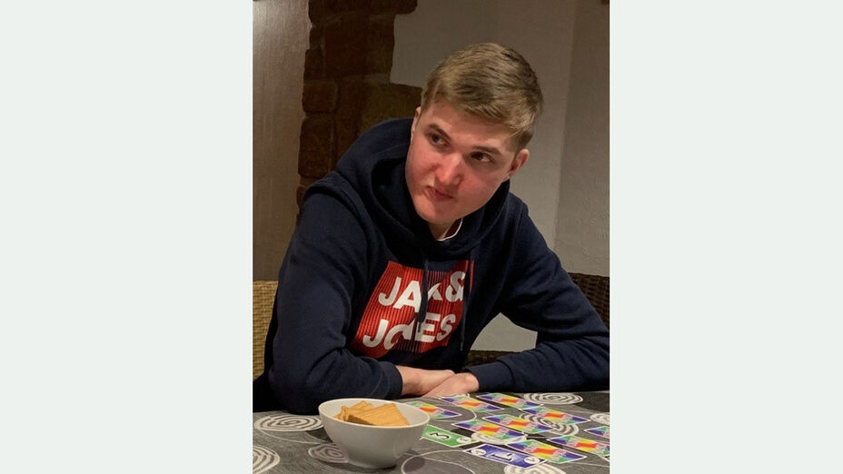 Oberkörperaufnahme der vermissten Person, am Tisch sitzende