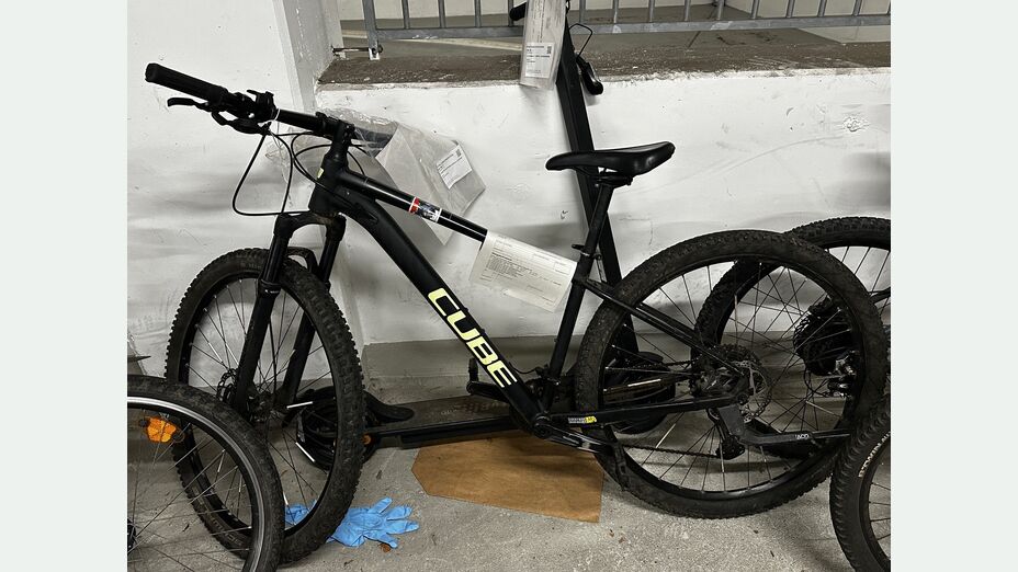 Schwarzes Mountainbike der Marke Cube