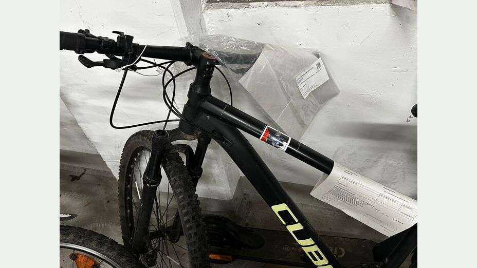 Schwarzes Mountainbike der Marke Cube