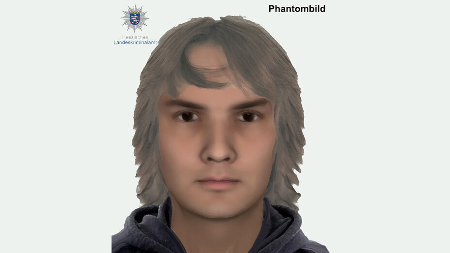 Person mit hellbraunen halblangen Haaren ohne Gesichtsbehaarung