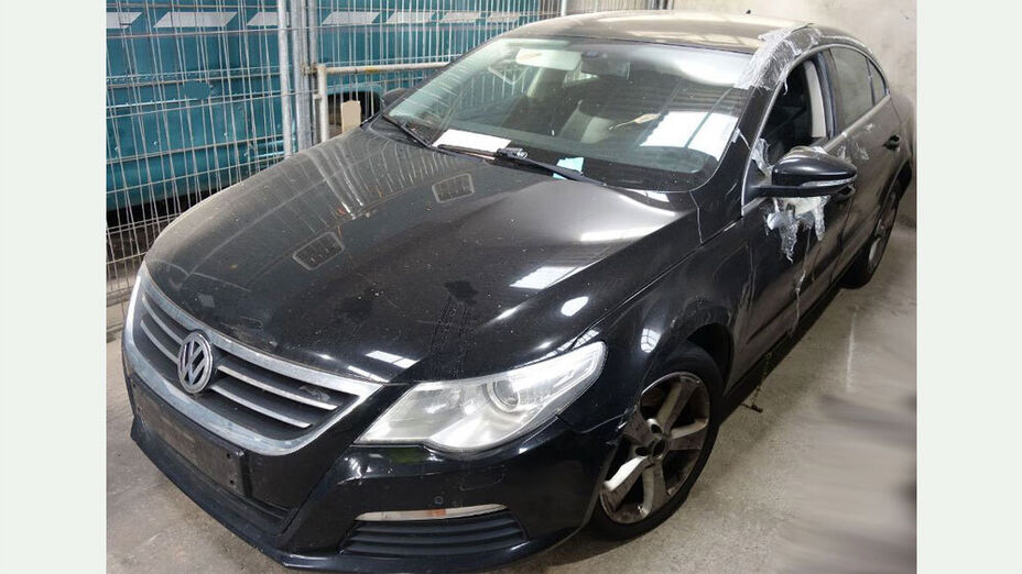 sichergestellter schwarzer VW Passat